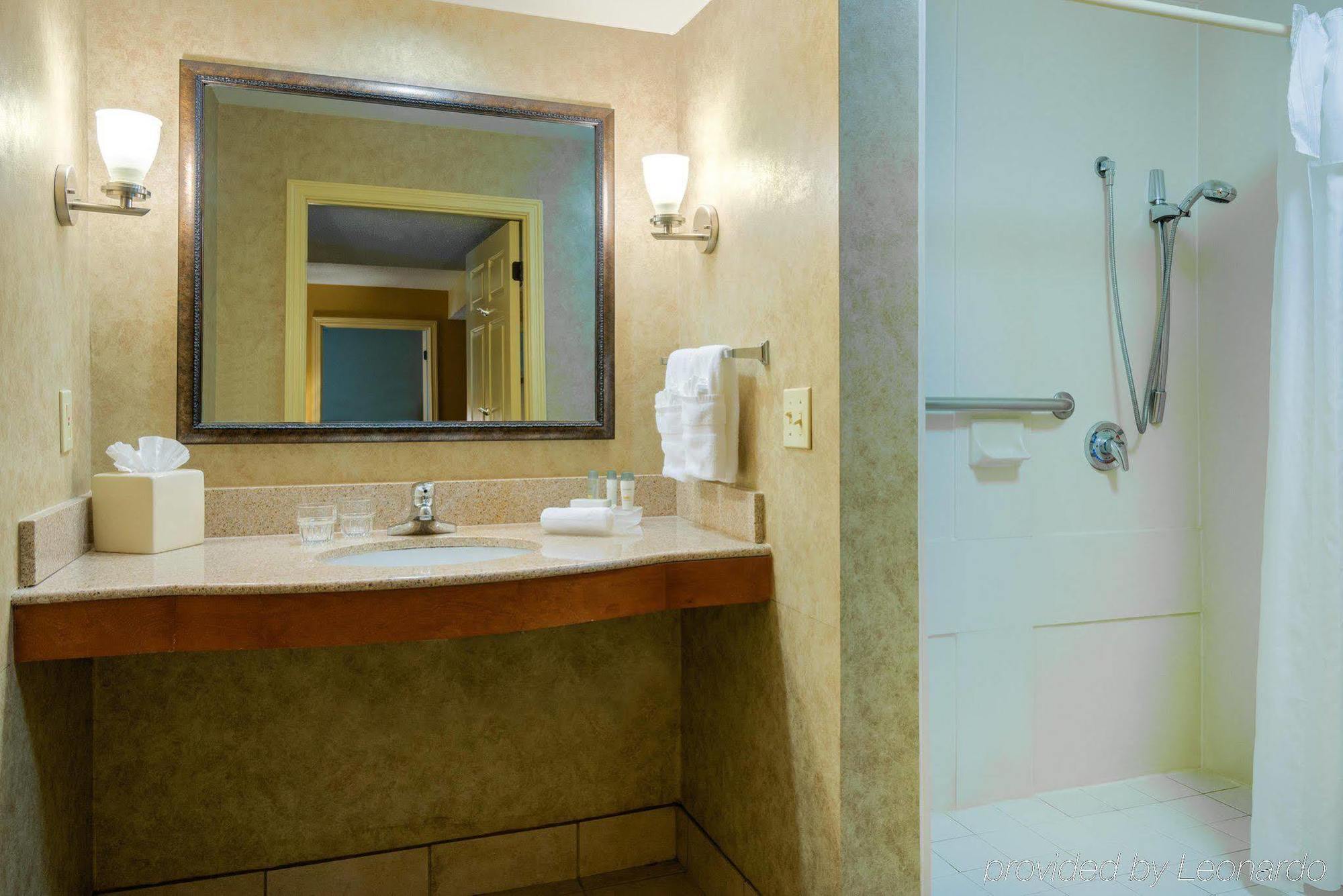 Hotel Homewood By Hilton Houston-clear 3*